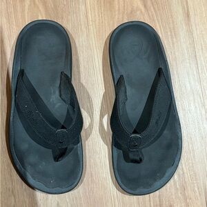 Men’s black Olukai flip flops